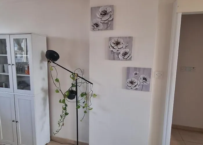 Ancient - Cozy Place Next To The Sea, Marina, Historical Sites, Buses, Mall, And Market アパート *